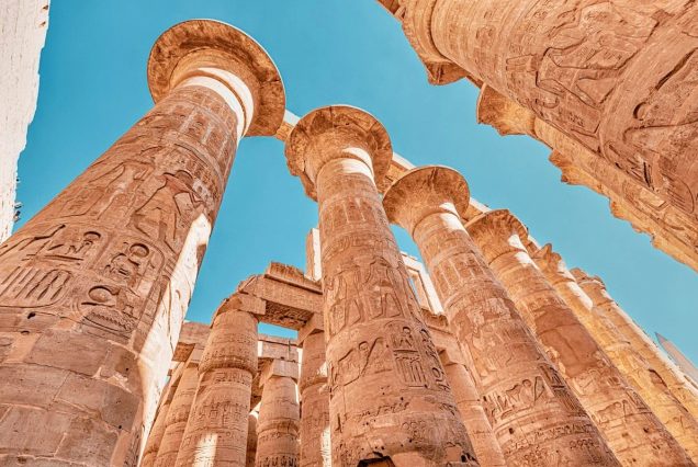 Blick von unten auf die reich verzierten Säulen des Karnak-Tempels