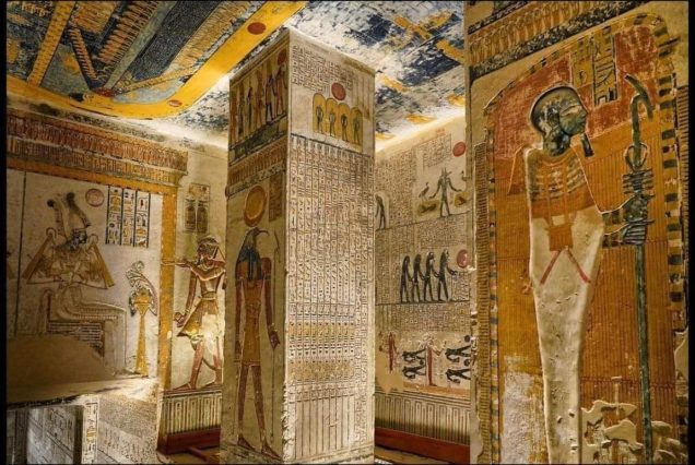 Bunte, über 3000 Jahre alte Wandmalereien und Hieroglyphen in einer Grabkammer im Tal der Könige