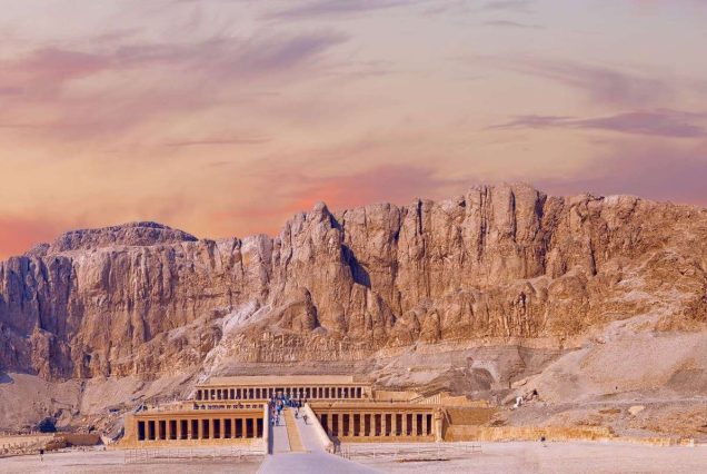 Der Hatschepsut-Tempel eingebettet in die Felswände von Theben-West bei Sonnenuntergang
