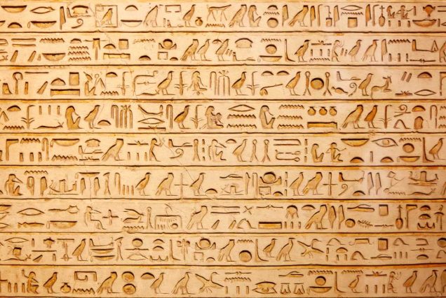 Nahaufnahme von altägyptischen Hieroglyphen in einem Grab im Tal der Könige