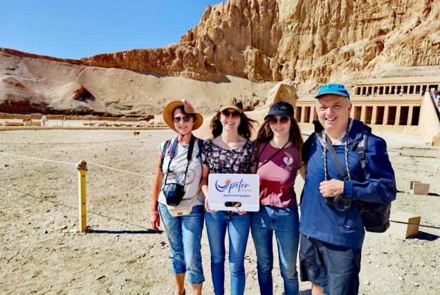 Reisegruppe mit Peter-Tours-Schild vor dem Hatschepsut-Tempel in Luxor